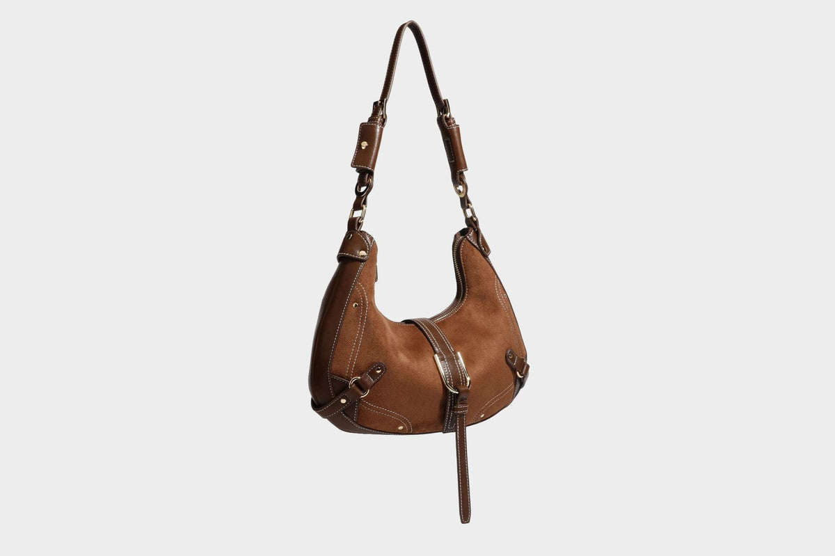 Halbmondförmige Schultertasche in camelbrauner Wildlederoptik mit weißen Kontrastnähten, goldfarbenen Beschlägen und
