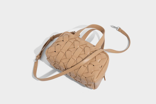 Kleine, strukturierte wandelbare Henkeltasche mit gewebten Einsätzen, kontrastierender Paspelierung, silberfarbenem Reißverschluss und abnehmbarem, Detail
