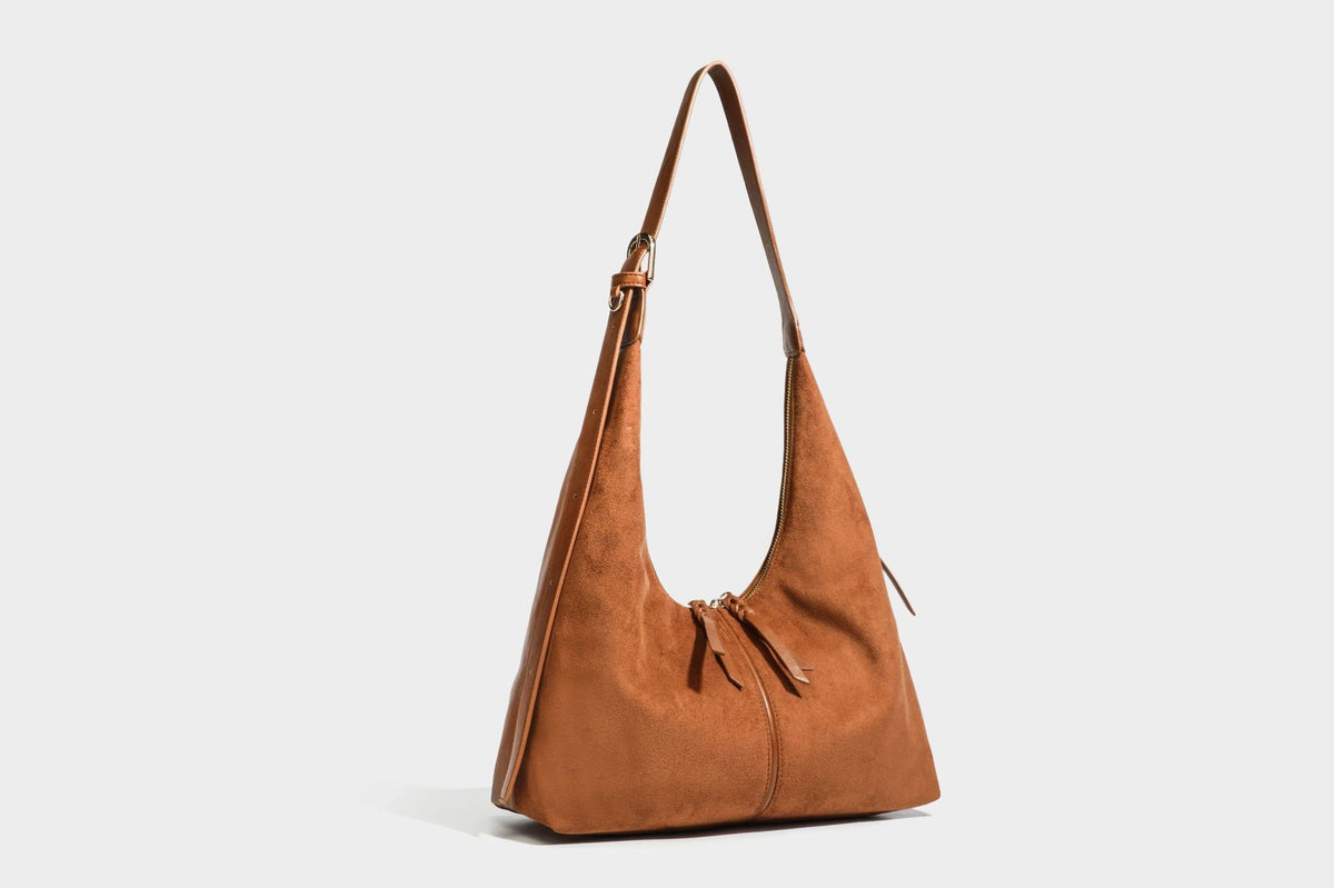 Lässig fallende Hobo-Schultertasche mit strukturierter Wildlederoptik, Reißverschluss oben, Quasten-Zippern und goldfarbenem, verstellbarem