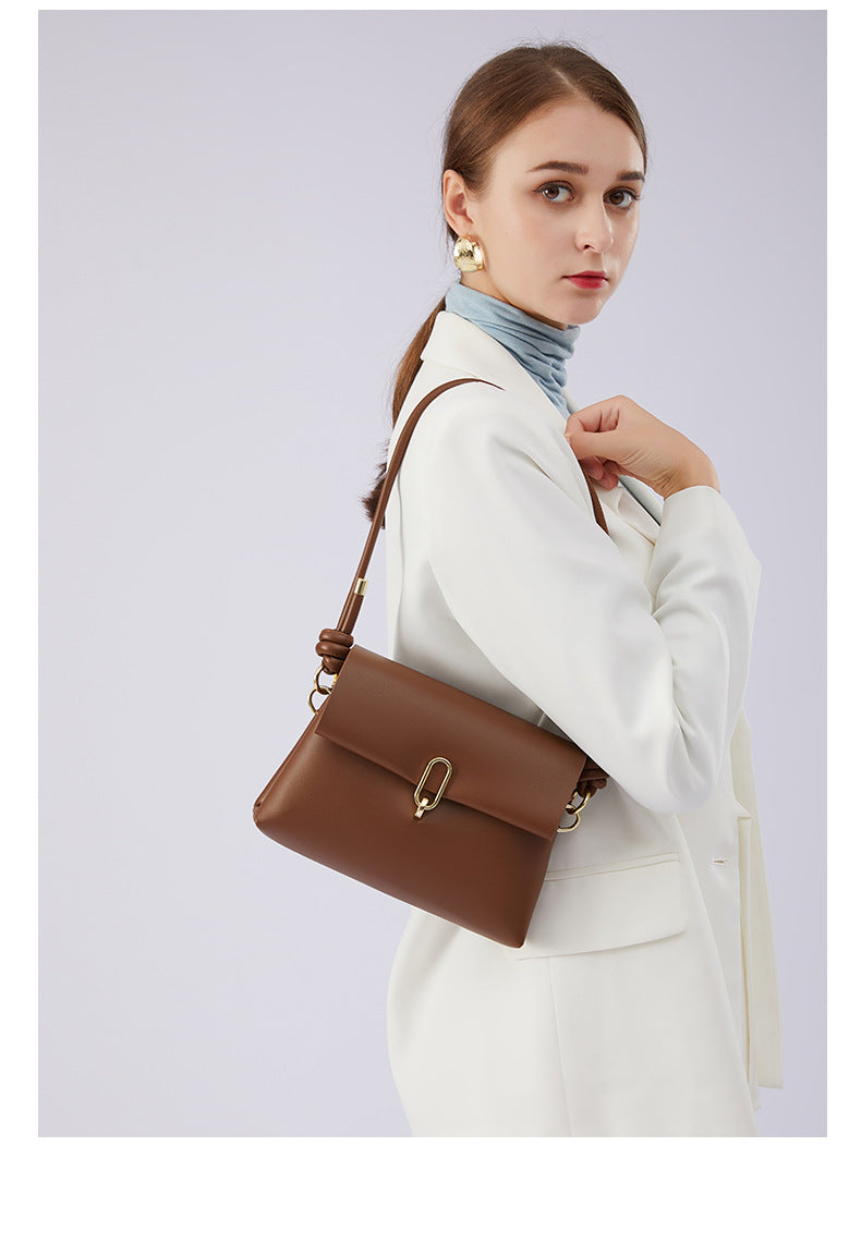 Mini-Crossbody-Tasche mit strukturierter Form, Überschlag, goldfarbenem ovalem Verschluss und verstellbarem Riemen, Detailansicht 8