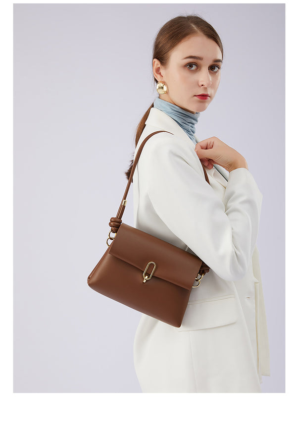 Mini-Crossbody-Tasche mit strukturierter Form, Überschlag, goldfarbenem ovalem Verschluss und verstellbarem Riemen, Detailansicht 8