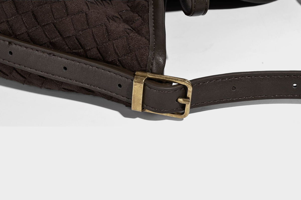 Dunkelbraune Beuteltasche mit Webstruktur, Knotenverschluss, Details in Goldoptik und verstellbarem Schulterriemen, Detailansicht 16