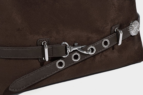 Hobo-Schultertasche in Dunkelbraun mit velourslederartiger Oberfläche, silberfarbener Gürtelschnalle und Ösenbeschlägen, verstellbarem Riemen, Detailansicht