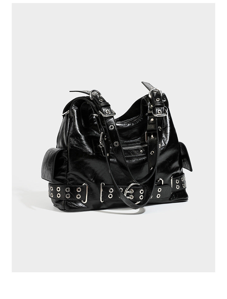 Große glänzende schwarze Hobo-Schultertasche mit silberfarbenem Ösen-Gürtelboden, Schnallenbeschlägen, vorderer Reißverschlusstasche und zwei …; Detailansicht