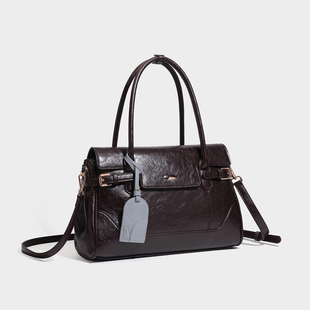 Strukturierte Henkeltasche in glänzender Lederoptik mit Klappenverschluss, goldfarbenen Schnallendetails, zwei Tragegriffen, abnehmbar, Vorderansicht