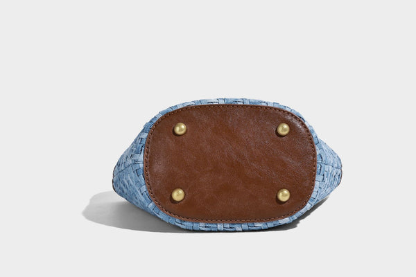 Blaue gewebte Bucket-Bag in Denim-Optik mit Besatz in brauner Lederoptik, rundem Henkel, Quastenanhänger mit Holzperlen und verstellbarem