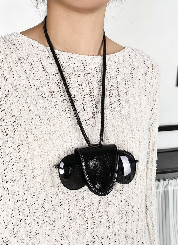Glänzende Bucket-Bag mit schwarz-weißem Tupfenmuster, langem verstellbarem Riemen und Kordelzugverschluss, Detailansicht 7