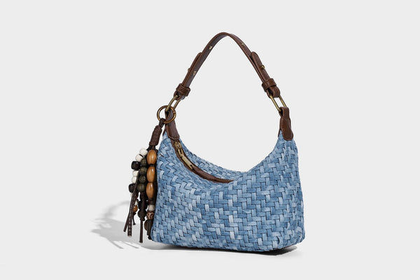 Hellblaue gewebte Hobo-Bag mit Besatz aus braunem Lederimitat, antikgoldfarbenen Beschlägen, verstellbarem Crossbody-Riemen und Perlen