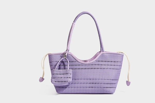 Strukturierte Henkeltasche aus geflochtenem Material in Dunkelbraun mit geflochtenen Henkeln, seitlichen Zugbändern und befestigtem Mini-Täschchen aus geflochtenem Material mit