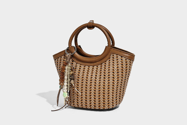 Kleine gewebte Beuteltasche in Tanbraun mit rundem Henkel aus Lederimitat, Quastenanhänger mit Perlen und abnehmbarem Crossbody-Riemen