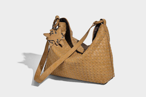 Weich fallende Hobo-Schultertasche mit gewebter Struktur, Beschlägen mit Sternanhänger und verstellbarem Riemen, Detailansicht 26