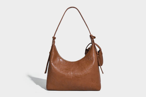 Glänzende Hobo-Schultertasche in Lederoptik mit abnehmbarem Mini-Etui und Logo-Beschlägen in Goldoptik, Detailansicht 18