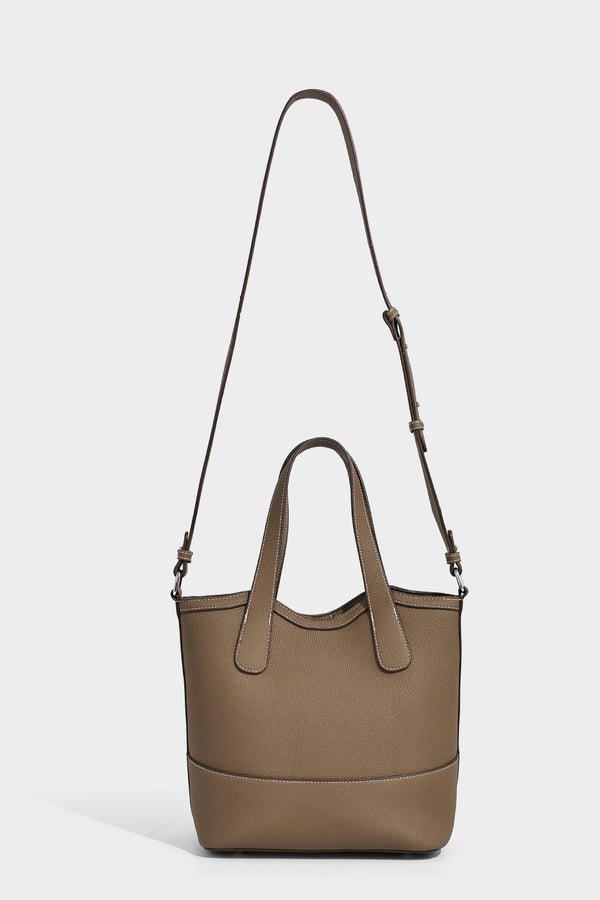 Formstabiler Shopper mit genarbter Oberfläche in Karamellbraun, zwei Henkeln, abnehmbarem Crossbody-Riemen und abnehmbarem Reißverschluss