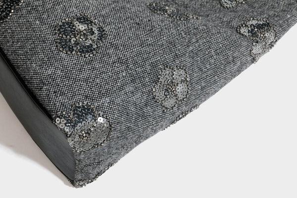 Lässig fallende, trapezförmige Schulter-Tote in Anthrazitgrau mit floralen Paillettenmotiven in Silber, Riemen in Lederoptik und herabhängendem Perlenbesatz