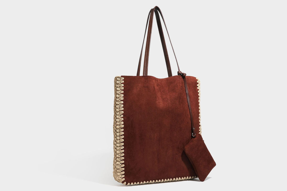 Große matte Tote-Bag in Veloursleder-Optik mit cremefarbenem Randbesatz aus gehäkelter Kordel, langen schmalen Schulterriemen und kleinem abnehmbarem, passendem