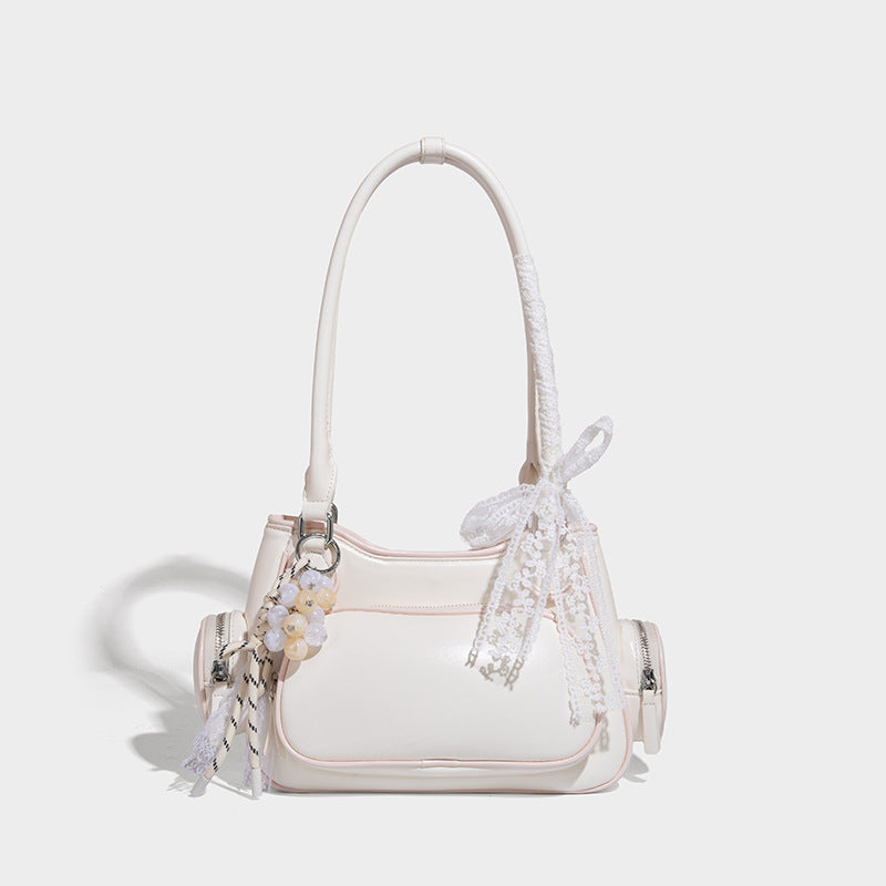 Kleine, strukturierte, glänzende Schultertasche mit weißer Paspelierung, Spitzenschleife und Anhänger mit roter Perle, seitlichen Reißverschlusstaschen und silberfarbenem