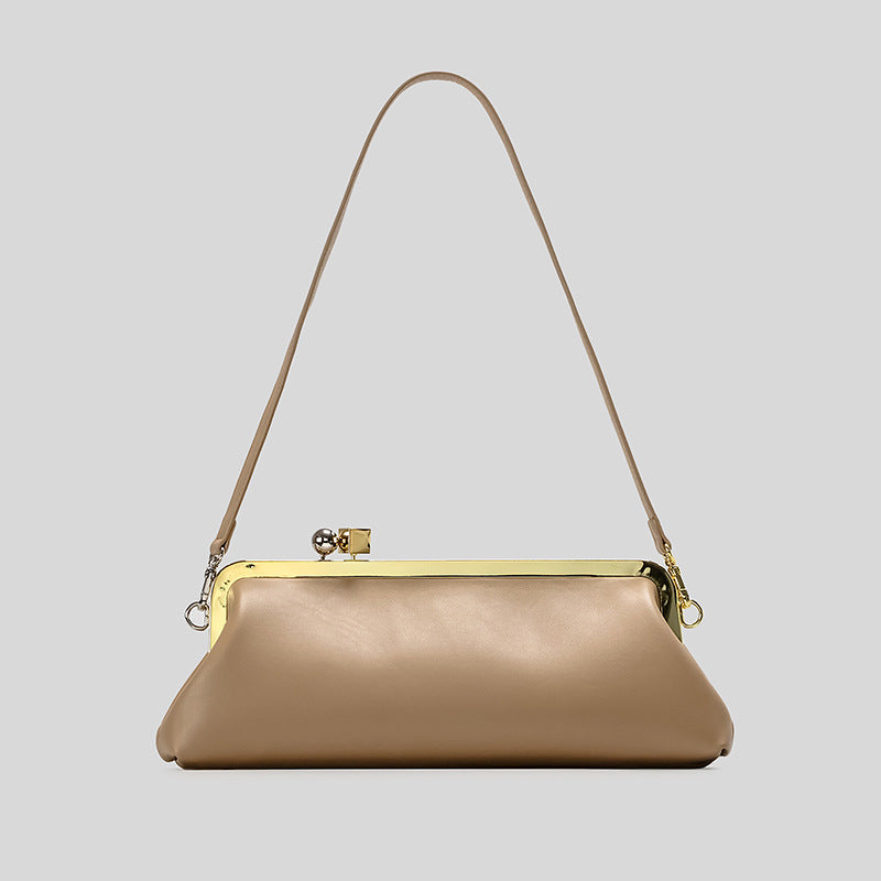 Strukturierte Clutch mit Kiss-Lock-Rahmenverschluss aus dunkelbrauner, krokodil-geprägter Lederoptik mit goldfarbenen Details und schmalem
