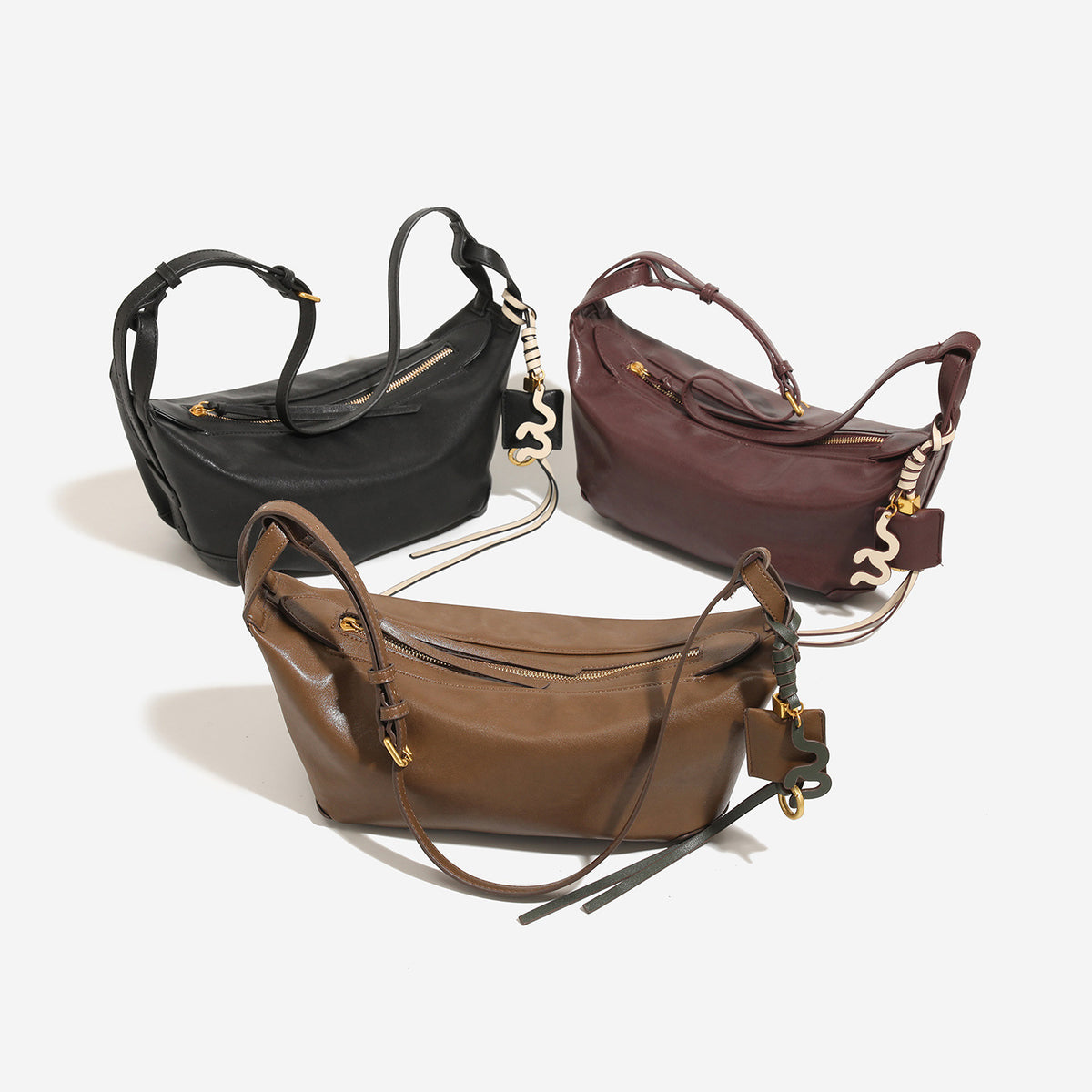 Weich fallende, halbmondförmige Hobo-Schultertasche mit glatter Lederoptik, Reißverschluss oben und goldfarbenen Beschlägen, Detailansicht