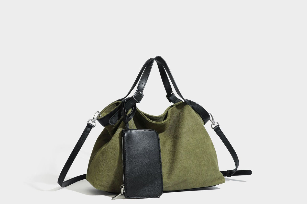 Weich fallender olivgrüner Shopper in Canvas-Optik mit Henkeln in schwarzer Lederoptik, abnehmbarem Reißverschlusstäschchen und silberfarbenen Beschlägen