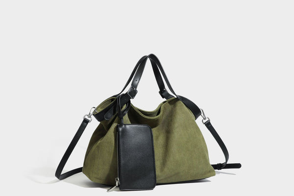 Weich fallender olivgrüner Shopper in Canvas-Optik mit Henkeln in schwarzer Lederoptik, abnehmbarem Reißverschlusstäschchen und silberfarbenen Beschlägen