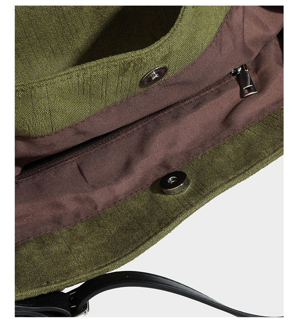 Lässig weich fallende olivgrüne Tote-Bag in Canvas-Optik mit Henkeln aus schwarzer Lederoptik, abnehmbarem Reißverschlusstäschchen und Beschlägen in Silberoptik