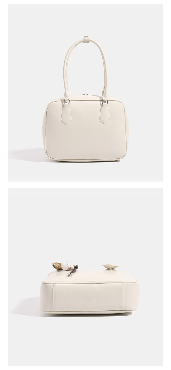 Strukturierte Satchel-Tasche mit abgerundeter rechteckiger Form und Tragegriff, glänzender Lederimitat-Oberfläche, silberfarbenen Beschlägen und, Detailansicht