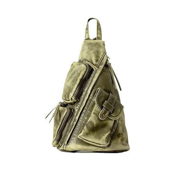 Dreieckiger Sling-Rucksack aus Used-PU in Oliv mit mehreren Reißverschlussfächern, Druckknopfklappe, Beschlägen in Goldoptik und