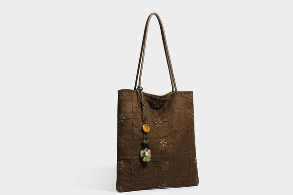 Große, weich fallende Tote-Bag in Dunkelbraun und Wildlederoptik mit Ton-in-Ton-Blumenstickerei im Gittermuster und schmalen Trägern in Lederoptik