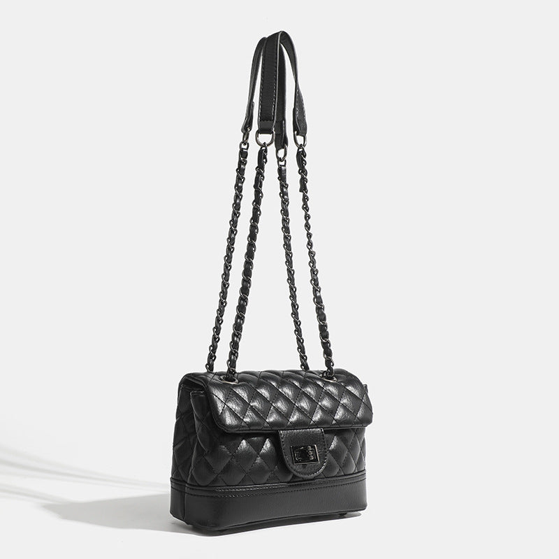 Gesteppte Mini-Schultertasche in Lederoptik mit Rautensteppung, Klappe mit Drehverschluss und Kettenriemen in dunkler Gunmetal-Optik, Detailansicht