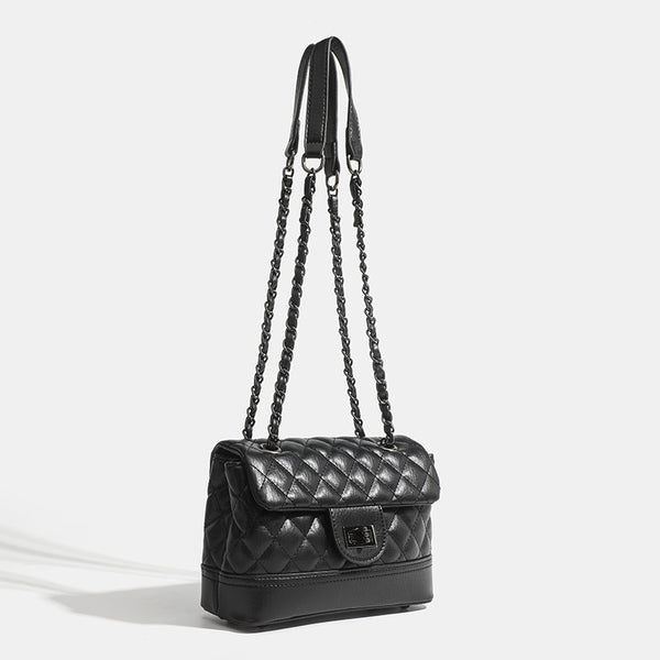 Gesteppte Mini-Schultertasche in Lederoptik mit Rautensteppung, Klappe mit Drehverschluss und Kettenriemen in dunkler Gunmetal-Optik, Detailansicht