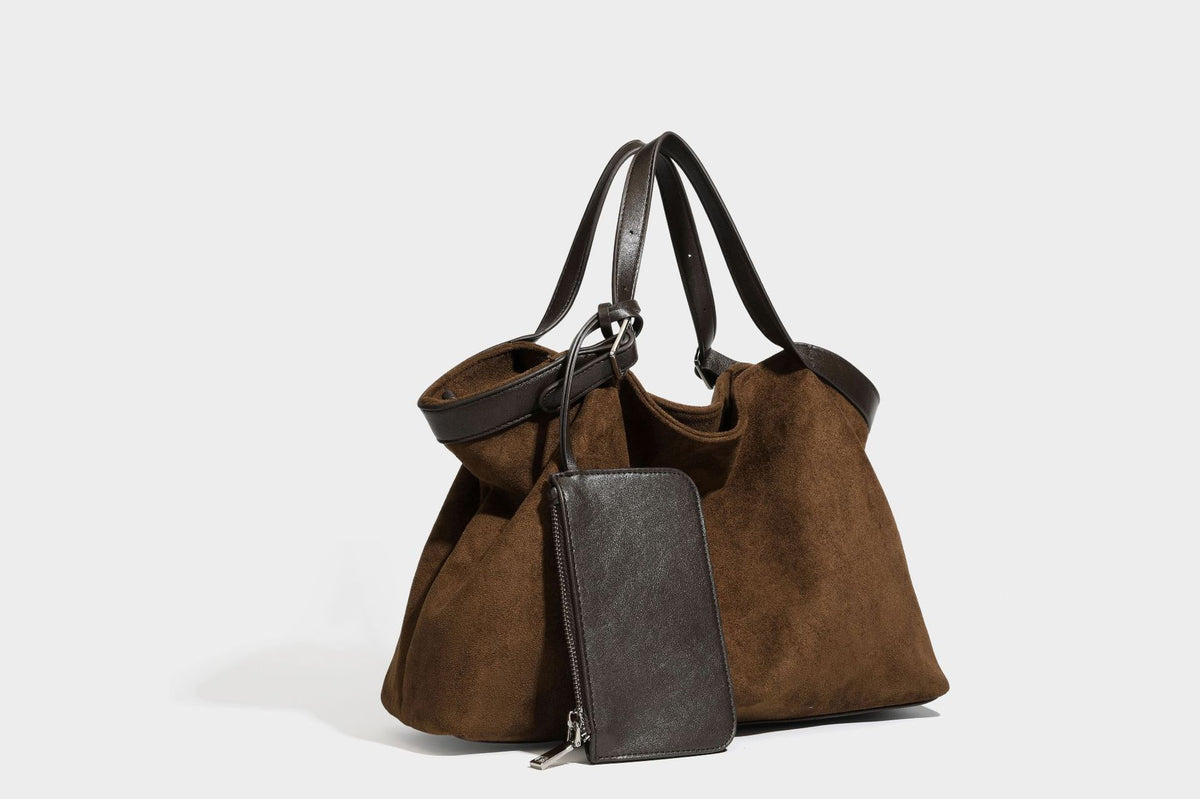 Große, weich fallende Tote aus Wildlederoptik in warmem Braun mit dunklen glatten Besätzen, zwei Tragegriffen, abnehmbarem Reißverschluss-Etui und, Detail
