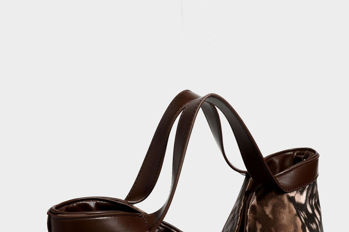 Glänzende Tote-Bag mit Leopardenmuster, dunkelbraunem Besatz in Lederoptik und zwei Tragegriffen, Detailansicht 25