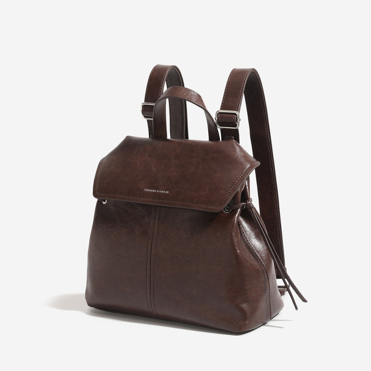 Strukturierte Rucksacktasche mit Überschlag in Used-Lederoptik, seitlichen Kordelzügen und silberfarbenen Beschlägen, Detailansicht