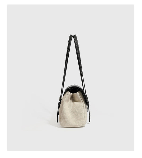 Strukturierte zweifarbige Schultertasche mit schwarzer Klappe in Lederoptik, cremefarbenem Korpus mit Webstruktur, silberfarbenem Drehverschluss und doppeltem