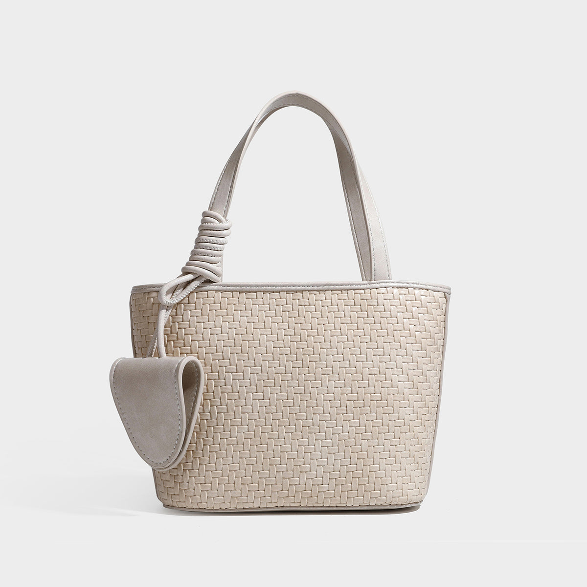 Strukturierte Tote-Bag mit Webstruktur in Braun und goldfarbenen Beschlägen, mit Seil umwickelten Tragegriffen, kleiner Fronttasche sowie, Detailansicht