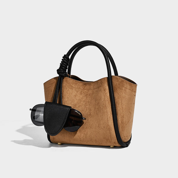 Kleine, strukturierte Tote-Bag mit offenem Oberteil aus dunkelbrauner, matter Wildlederoptik, schwarzen geknoteten Tragegriffen und angesetztem Frontdetail