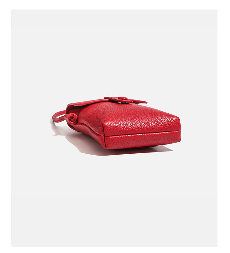 Kleine vertikale rechteckige Crossbody-Handytasche in genarbter Lederoptik mit abgerundeter Klappe, Laschenverschluss mit Druckknopf und