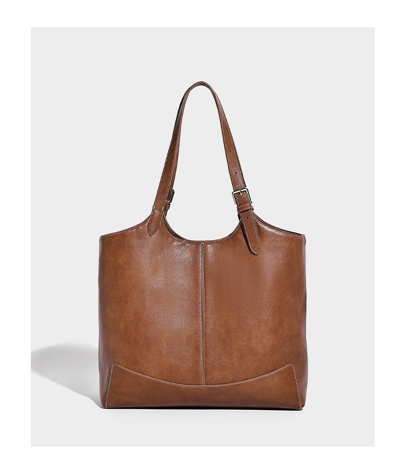 Große, strukturierte Schultertasche im Tote-Stil in Braun und Lederoptik mit langen Doppelriemen, Schnallenbeschlägen, Quasten-Anhänger und geschwungener