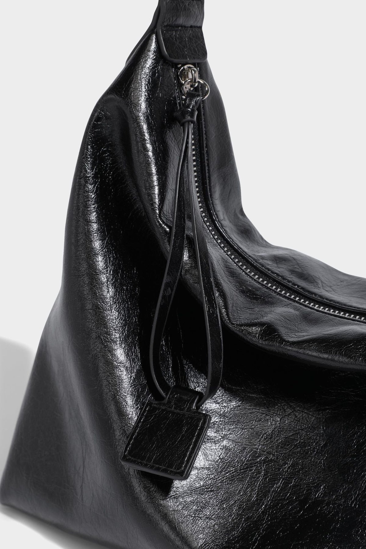 Weich fallende Hobo-Schultertasche mit glänzender Crinkle-Oberfläche, Reißverschluss oben und verstellbarem Riemen, Detailansicht 21