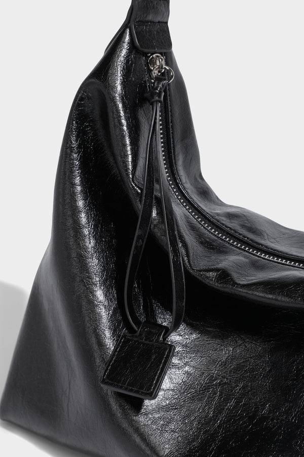 Weich fallende Hobo-Schultertasche mit glänzender Crinkle-Oberfläche, Reißverschluss oben und verstellbarem Riemen, Detailansicht 21
