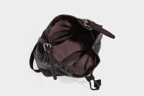 Lässig fallende Beuteltasche mit Kordelzug in dunkler Espresso-Lederoptik, verstellbarem Riemen und Ringbeschlägen aus Metall