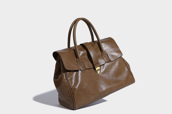 Strukturierte Henkeltasche in glänzender Lederoptik mit Überschlagverschluss, mittigem Riemen, goldfarbenem Drehverschluss und zwei Henkeln