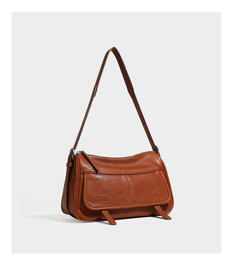 Strukturierte rechteckige Schultertasche mit Überschlag vorne in dunkler Espresso-Lederoptik, mit silberfarbenen Beschlägen und langem