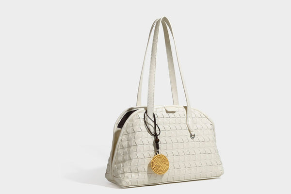 Strukturierte kuppelförmige Schulter-Tote-Bag mit geometrischer Flechtoptik in Lederoptik, langen Doppelriemen, Reißverschluss oben und rundem