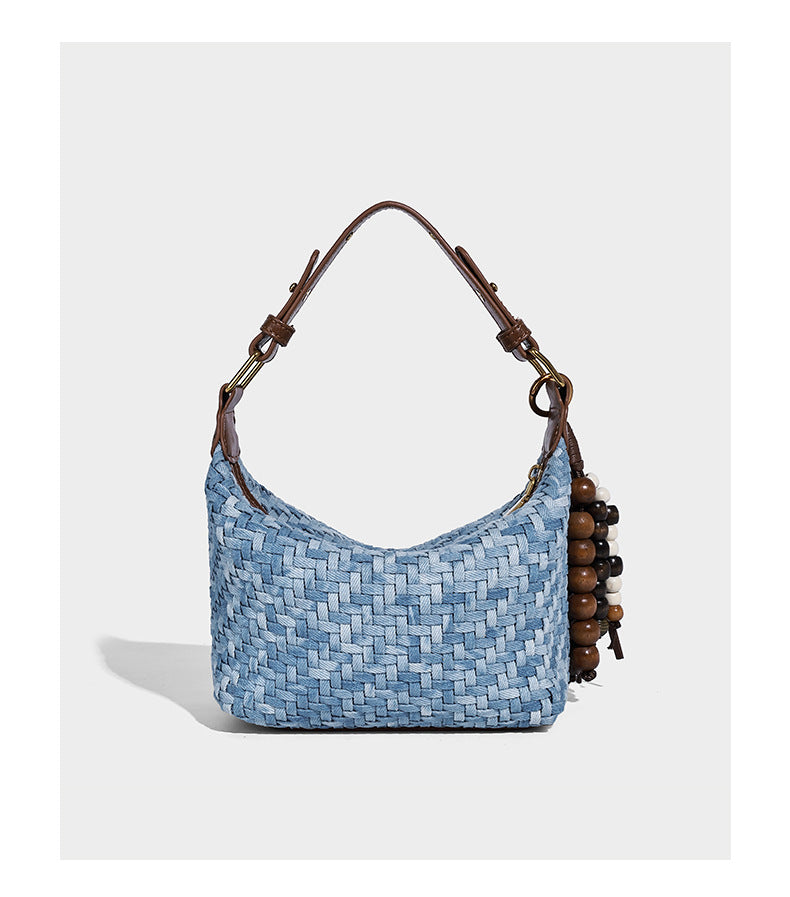 Hellblaue gewebte Hobo-Bag mit Besatz aus braunem Lederimitat, antikgoldfarbenen Beschlägen, verstellbarem Crossbody-Riemen und Perlen