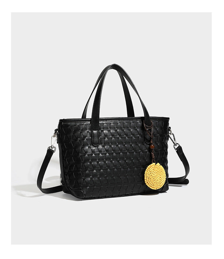 Strukturierte Tote-Bag in Dunkelbraun mit gewebter Reliefstruktur in Lederoptik, zwei Tragegriffen, abnehmbarem Crossbody-Riemen und rund