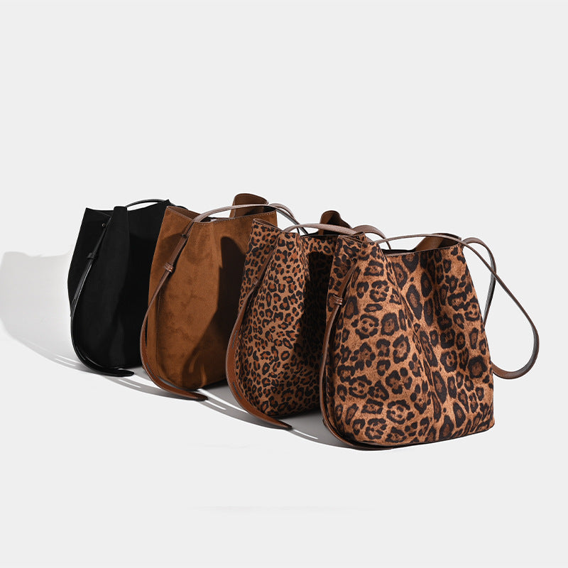 Große Bucket-Bag mit offenem Abschluss im Leopardenprint, glattem Schulterriemen in Lederoptik und passenden Details, Detailansicht 2