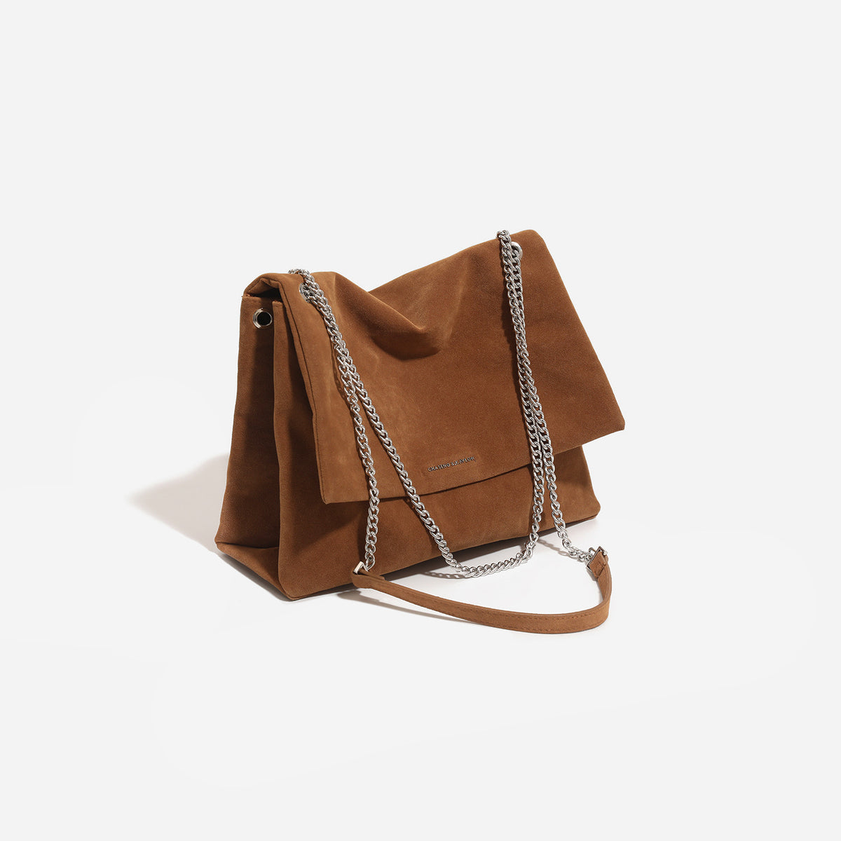 Strukturierte Schultertasche mit Überschlag, silberfarbenem Kettenriemen und Oberfläche in Cognac mit Velourslederoptik, Überschlagverschluss und seitlichen Ösen