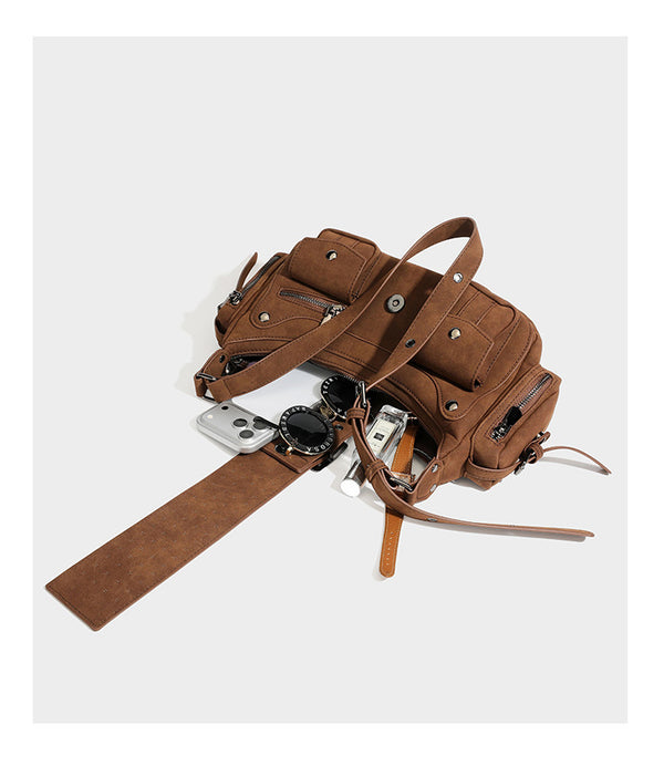 Braune matte Schultertasche in Velourslederoptik mit Nietenbeschlägen in Gunmetal, vorderer Schnallenlasche, Klappentaschen und verstellbarem Crossbody-Riemen