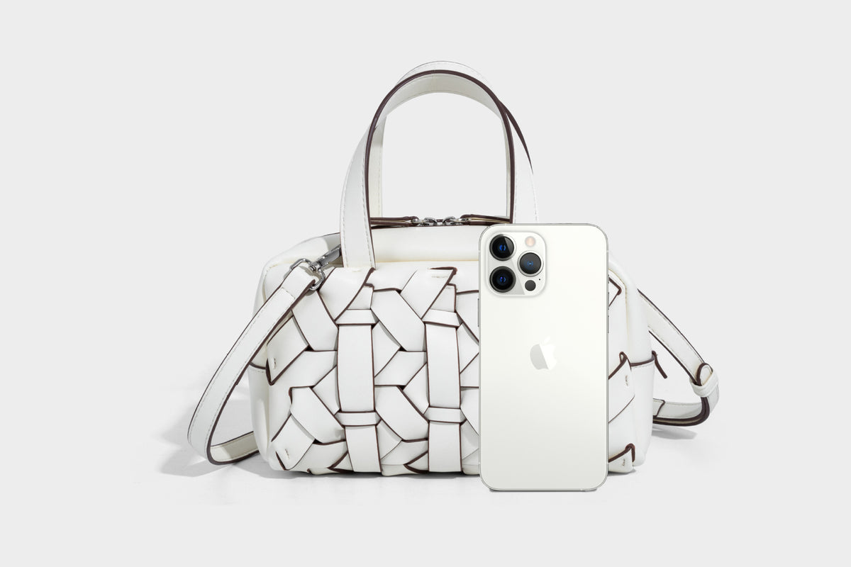 Kleine, strukturierte wandelbare Henkeltasche mit gewebten Einsätzen, kontrastierender Paspelierung, silberfarbenem Reißverschluss und abnehmbarem, Detail